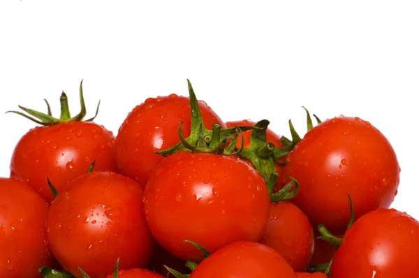 Tomates inteiros molhados dispostos isolados — Fotografia de Stock
