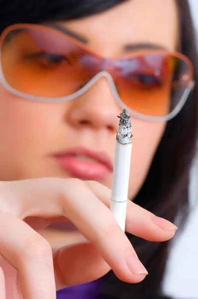 Chica joven fumando — Foto de Stock