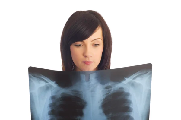 Médecin féminin qui regarde la radiographie — Photo