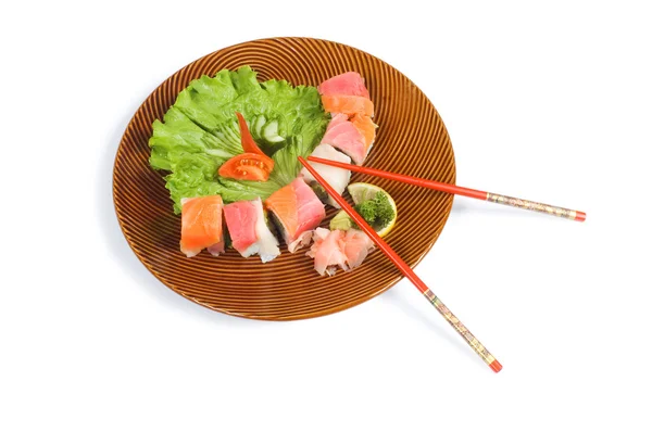 Talerz sushi na białym tle — Zdjęcie stockowe