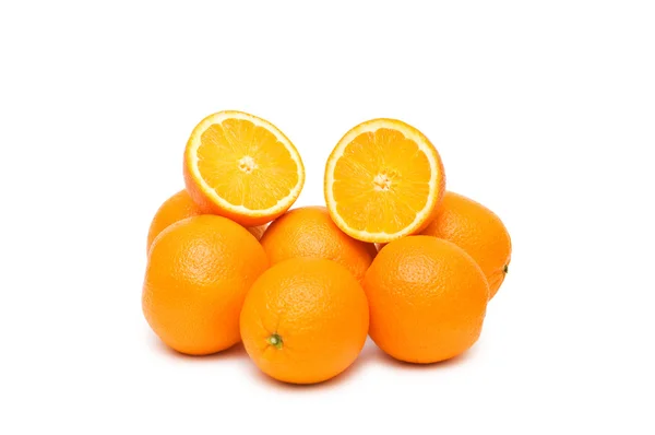 Kupie pomarańcze na białym tle — Zdjęcie stockowe