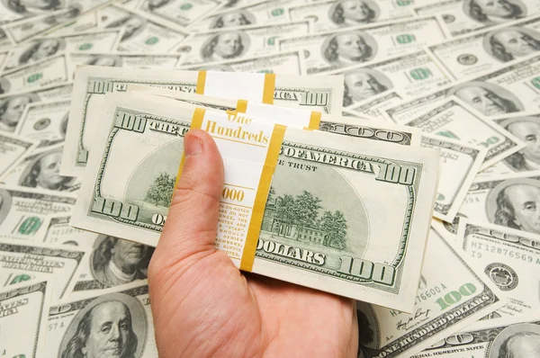 Amerikan dolar tutan el — Stok fotoğraf