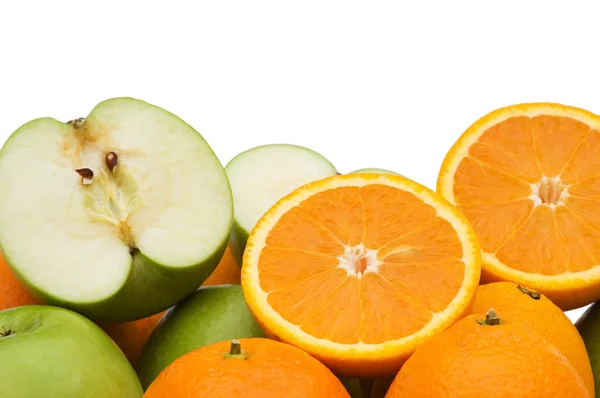 Äpfel und Orangen isoliert — Stockfoto