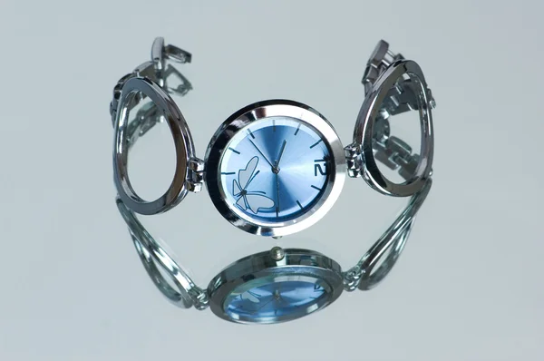 スタイリッシュな手の時計 — ストック写真