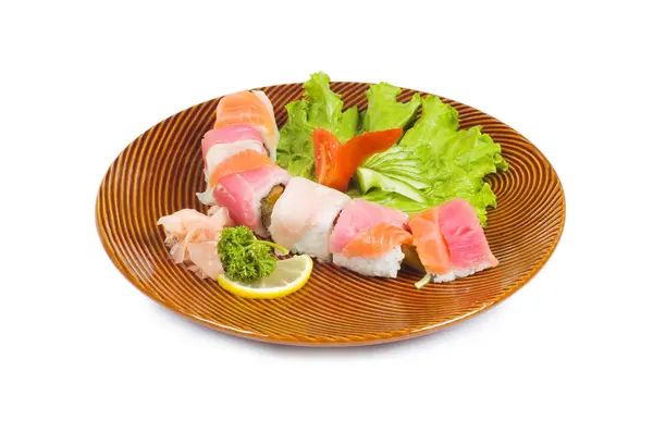 Talerz sushi na białym tle — Zdjęcie stockowe