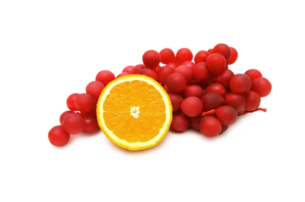 Oranje en druiven geïsoleerd — Stockfoto