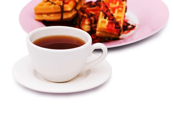 紅茶と分離されたベルギー ワッフル — ストック写真