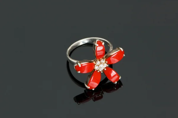 Pierścień z czerwona płatki — Zdjęcie stockowe