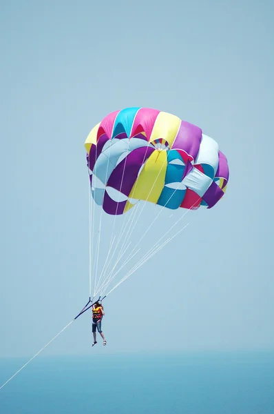 Paraquedas multicoloridos — Fotografia de Stock