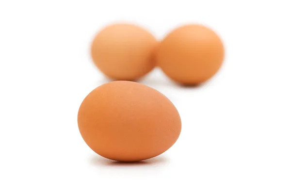Beyazların üzerinde izole edilmiş bir grup yumurta. — Stok fotoğraf