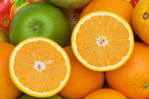 Stäng av hälften skär apelsiner — Stockfoto