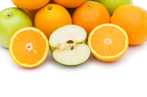 Pommes et oranges isolées — Photo