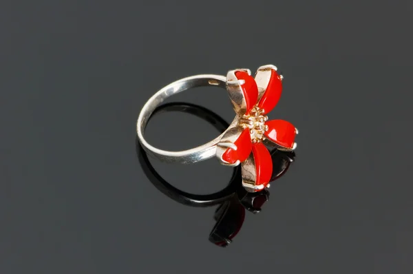 Ring mit roten Blütenblättern — Stockfoto