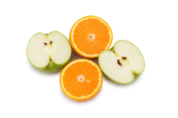 Яблоко и апельсины изолированы — стоковое фото