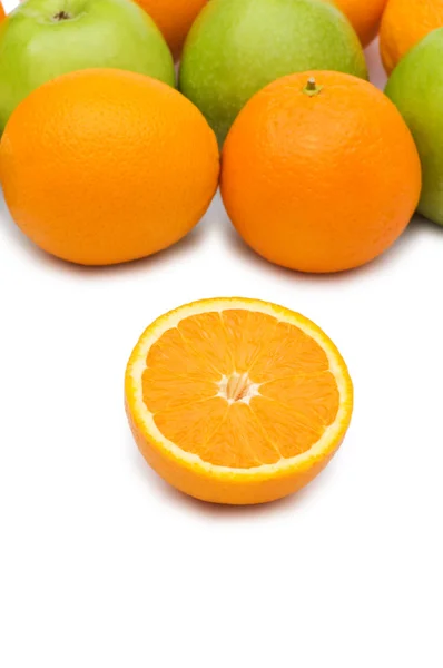 Pomeranče a jablka, samostatný — Stock fotografie