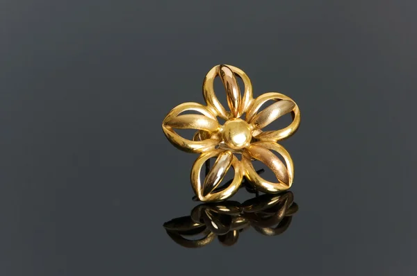 Prsten s ornamenty květin — Stock fotografie