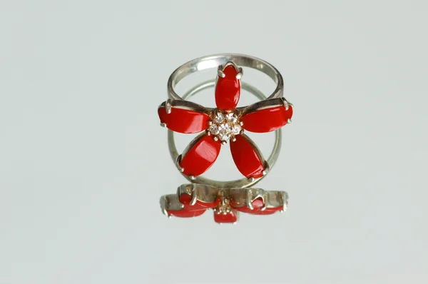 Δαχτυλίδι με κόκκινα πέταλα — Φωτογραφία Αρχείου