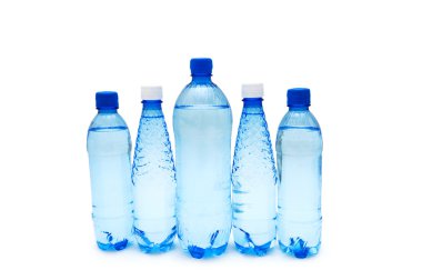 botellas de agua aisladas en blanco