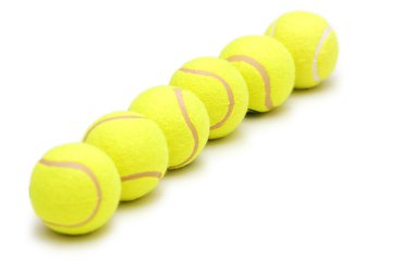 Tenis topları üzerinde beyaz izole