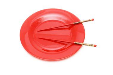 Kırmızı plaka ile izole chopsticks