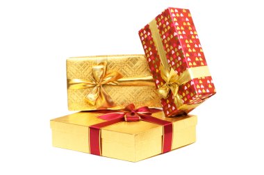 Üç giftboxes üzerinde beyaz izole