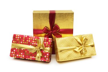 Üç giftboxes üzerinde beyaz izole