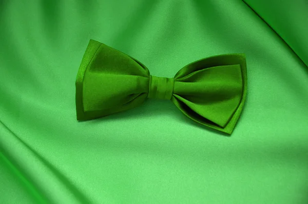 Laço verde gravata no cetim — Fotografia de Stock