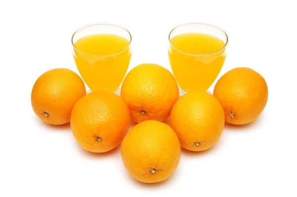 许多橙子和孤立的果汁 — 图库照片