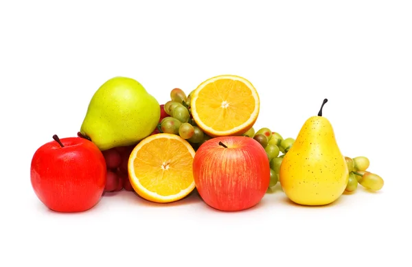 Różne owoce na białym tle — Zdjęcie stockowe