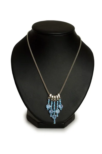 Серебряное ожерелье с голубыми камнями — стоковое фото