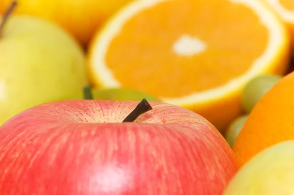 Červené jablko a jiné ovoce — Stock fotografie