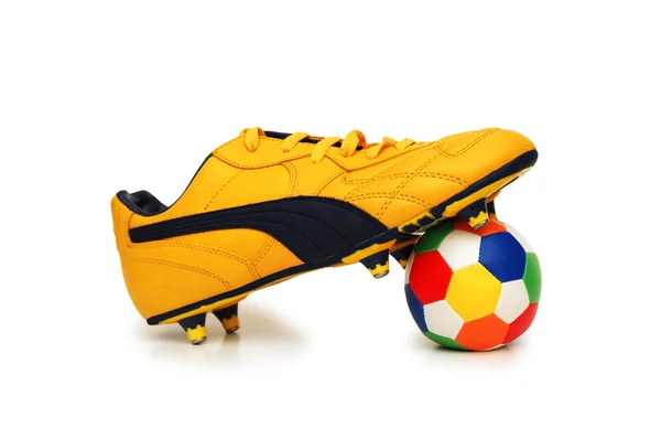Buty piłkarskie i piłka na białym tle — Zdjęcie stockowe