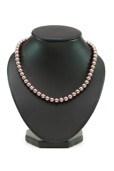 Collana di perle isolata sul bianco — Foto Stock