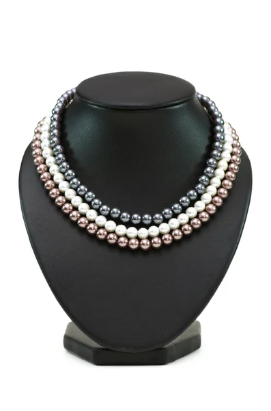 Różne naszyjniki perła na białym tle — Zdjęcie stockowe