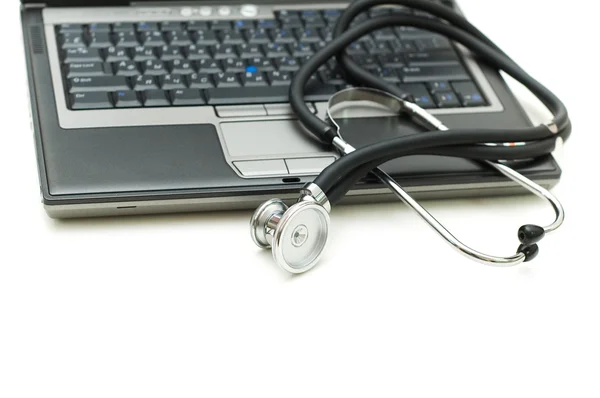 Stethoscoop en laptop — Stockfoto