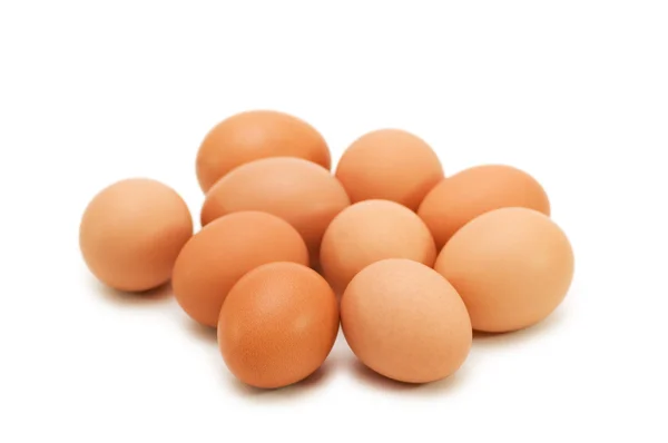Beyazların üzerinde izole edilmiş bir grup yumurta. — Stok fotoğraf