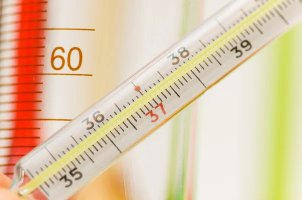 Thermometer en chemische buizen — Stockfoto