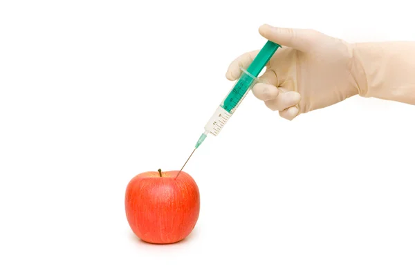 Hand mit Spritze und rotem Apfel — Stockfoto