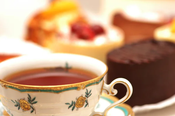 Φλιτζάνι τσάι και κάποια γλυκά — Φωτογραφία Αρχείου
