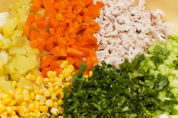 Nahaufnahme von Salat mit Mais, Karotten — Stockfoto