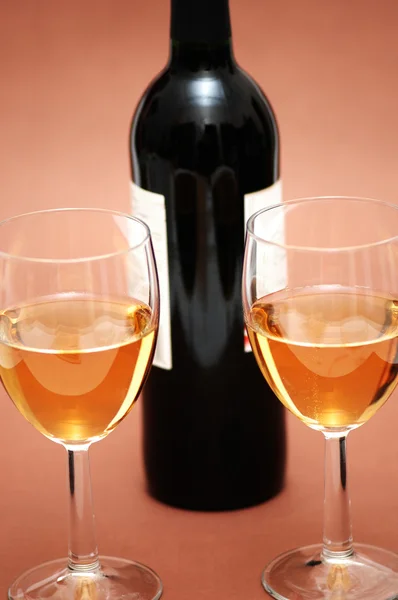 Copas de vino y botella en biege —  Fotos de Stock