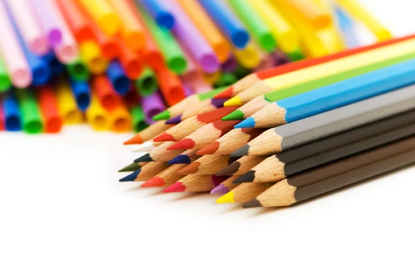 Olika färg pennor isolerade — Stockfoto
