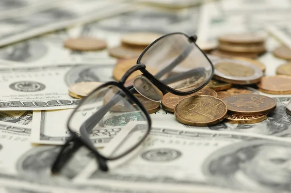 Lendo óculos sobre dinheiro — Fotografia de Stock