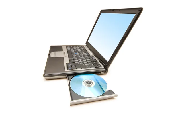 Laptop i dysków cd na białym tle — Zdjęcie stockowe