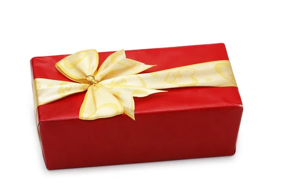 Üzerinde beyaz izole kırmızı giftbox — Stok fotoğraf
