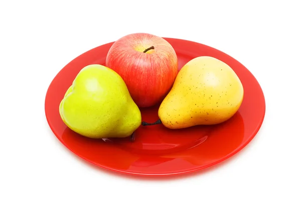 Różne owoce i czerwony talerz na białym tle — Zdjęcie stockowe
