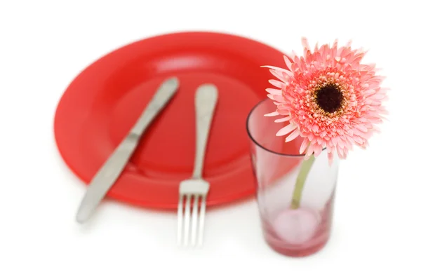 Kırmızı plaka ve masa mutfak eşyaları — Stok fotoğraf