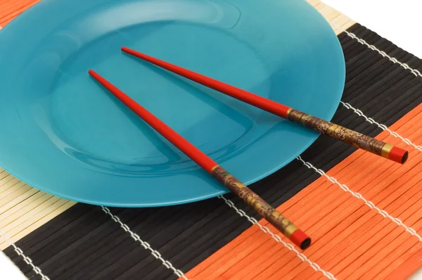 Yemek çubukları ile mavi plaka — Stok fotoğraf
