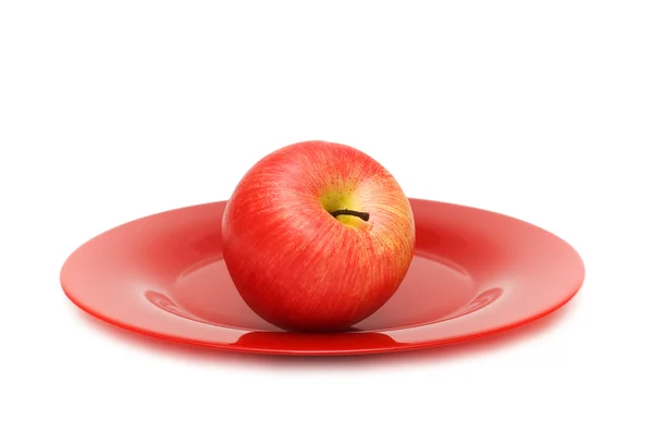 Красное яблоко и тарелка изолированы — стоковое фото