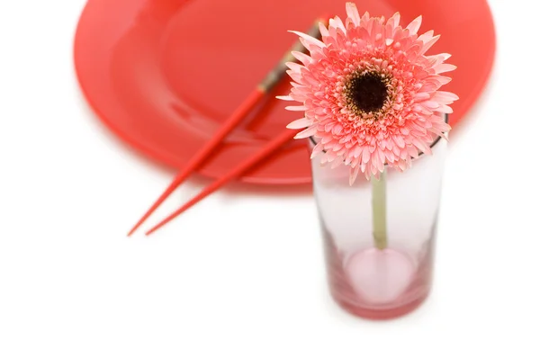 Kırmızı çiçek ve yemek çubukları ile plaka — Stok fotoğraf